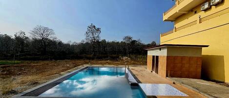 12 من حمّامات السباحة الخارجية