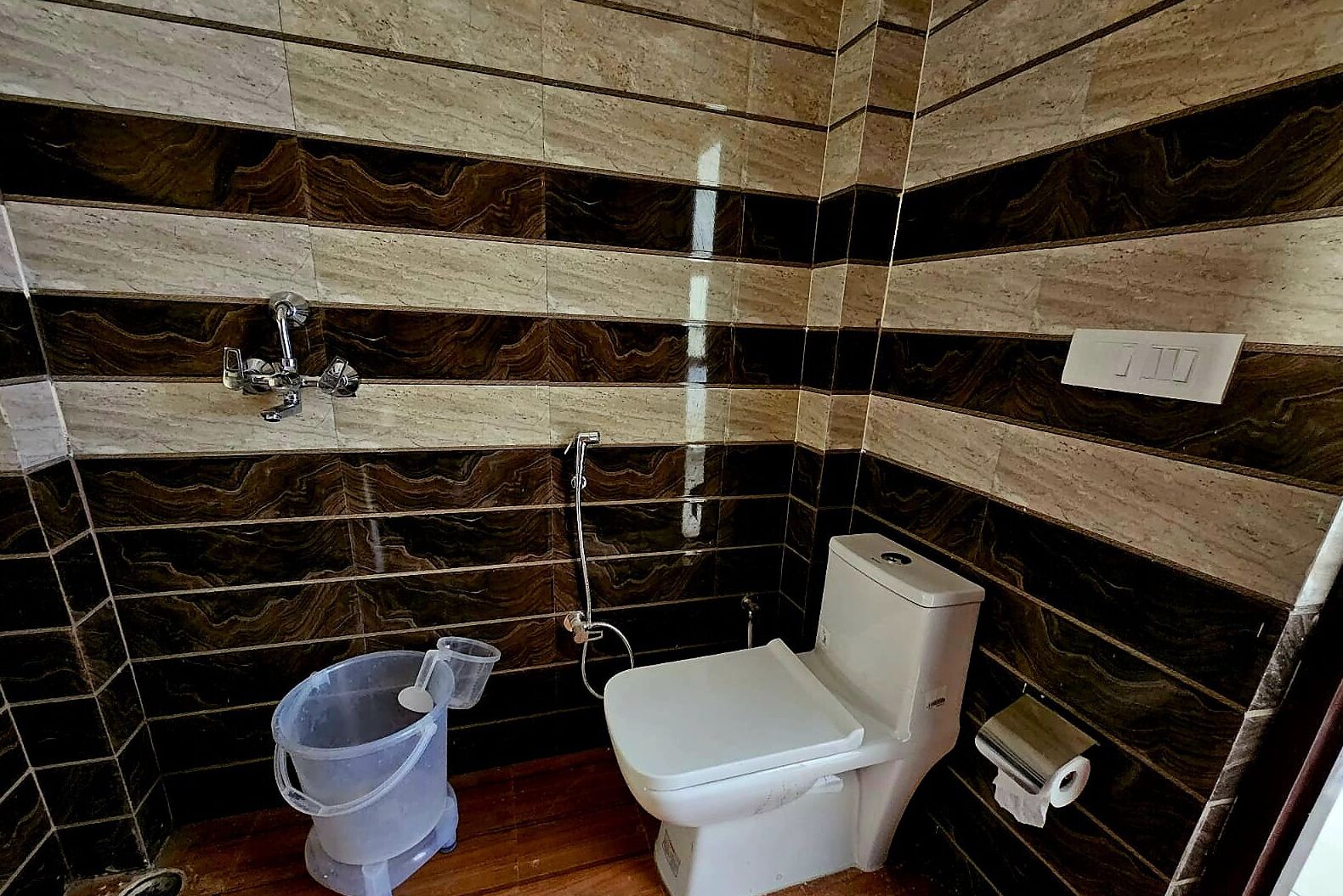 Un baño con inodoro, bidé y zona de ducha.