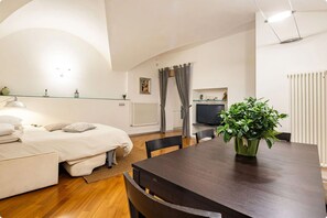 1 bedroom, travel cot, free WiFi
