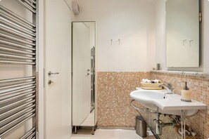 Dusche, Haartrockner, Bidet