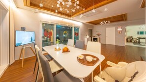 ห้องเบสิก, 2 ห้องนอน (La Rosa) | 2 ห้องนอน, Wi-Fi ฟรี