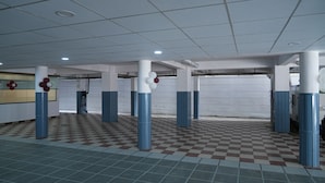 Tempat letak kenderaan sendiri percuma 