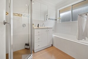 Dusche, Handtücher, Shampoo