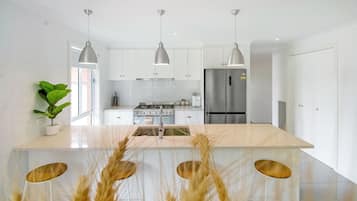 Frigorífico, microondas, horno y placa de cocina