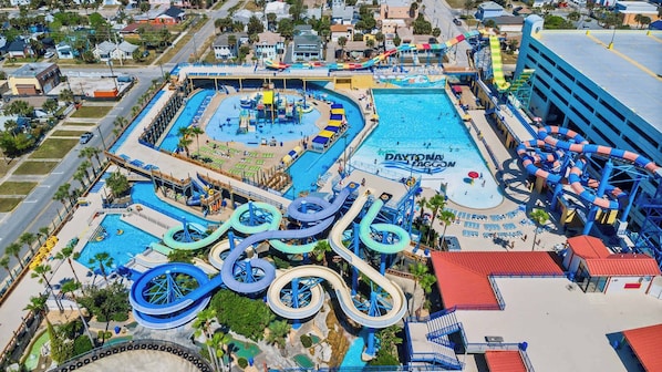 A water park with multiple slides and pools, including a large central pool and a smaller pool labeled 'DAYTONA MAGCON'.