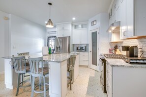 Fridge, microwave, stovetop, dishwasher - 4 Mi to Lake Logan: Hocking Hills Apartment (Logan)