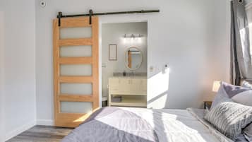 1 bedroom, desk, iron/ironing board, WiFi