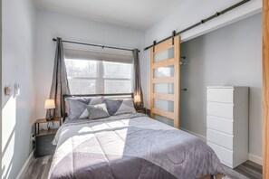 1 bedroom, desk, iron/ironing board, Internet