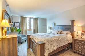 1 bedroom, desk, iron/ironing board, internet - Updated Apt in Dtwn Minneapolis w/ Pool Access! (Minneapolis)