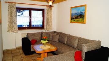 Fernseher, DVD-Player, Tischtennisplatte