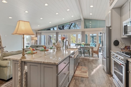 Lubinberry Lakeside- Waterfront, hot tub, kayaks