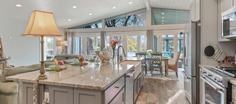 Lubinberry Lakeside- Waterfront, hot tub, kayaks