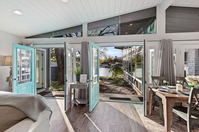 Lubinberry Lakeside- Waterfront, hot tub, kayaks