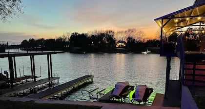 Lubinberry Lakeside- Waterfront, hot tub, kayaks