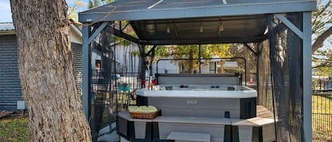 Tina de hidromasaje al aire libre