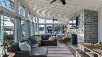 Älytelevisio, videopelejä, kirjoja