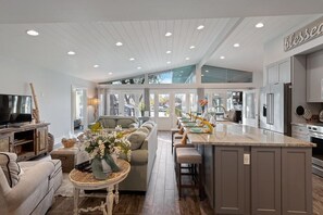 Interior - Lubinberry Lakeside- Waterfront, hot tub, kayaks (Burnet)