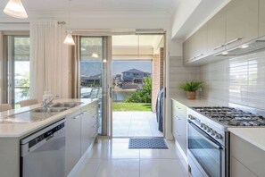 Refrigerador, microondas, placa de cocina, lavavajillas