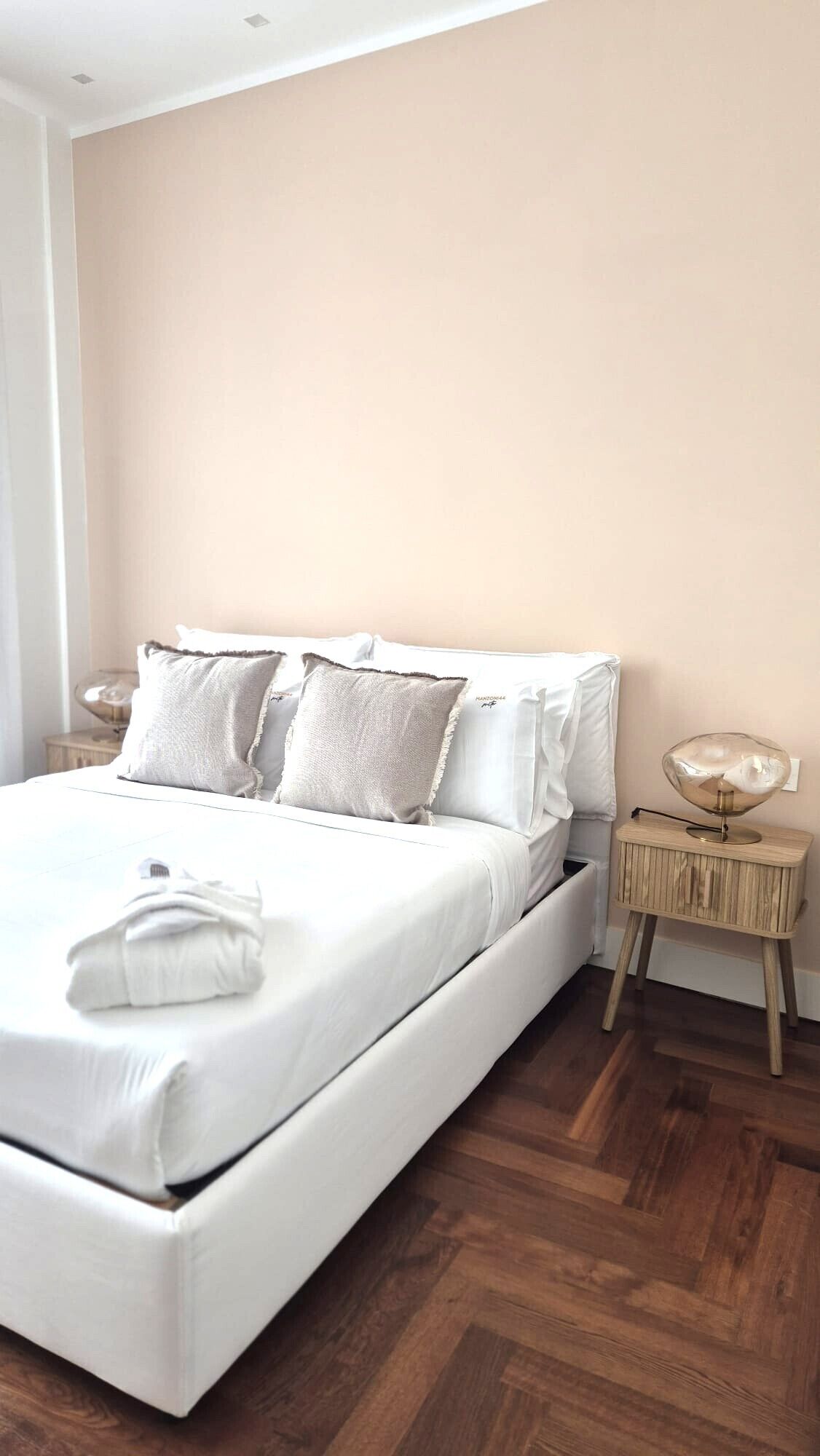 1 غرفة نوم وملاءات إيطالية من طراز فريتي وأغطية فراش متميزة