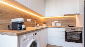 Fridge, oven, stovetop, dishwasher