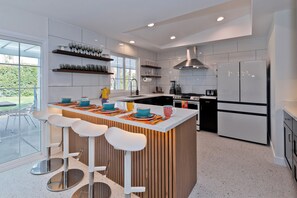 Fridge, microwave, oven, stovetop - Escoba Ranch, Large yard Pool, jacuzzi and Citrus trees!! License #064010 (Palm Springs)