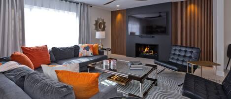 Smart TV, chimenea, libros y impresora