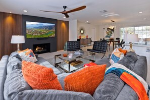 Smart TV, fireplace, books, printers - Escoba Ranch, with massive yard and amenities! Palm Springs License #064010 (Palm Springs)