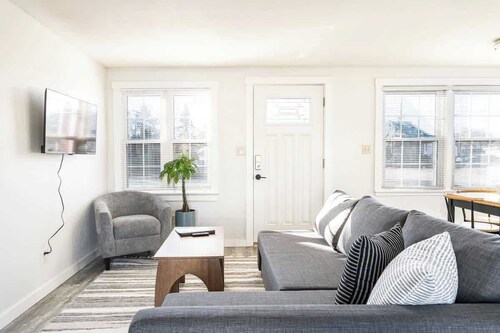 #StayinMyDistrict Depot Bench Near Downtown BSU