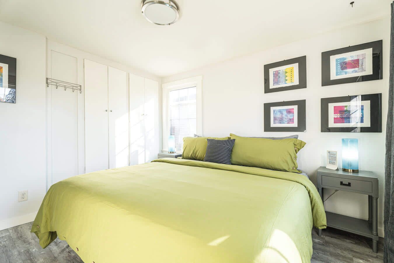 1 soverom, skrivebord, reiseseng for barn og wi-fi