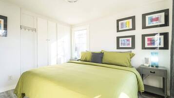 1 soverom, skrivebord, reiseseng for barn og wi-fi