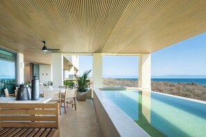 Premier Condo | Private pool