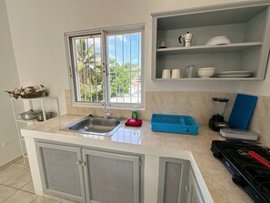 Fridge, stovetop, coffee/tea maker