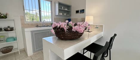 Refrigerador, parrilla de estufa y cafetera y tetera