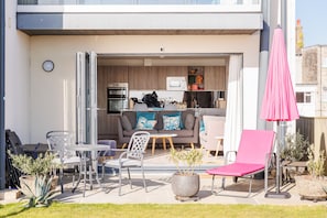 Outdoor dining - Sun Rise (Sandown)