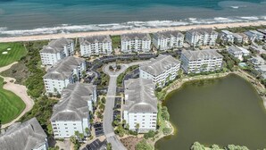 Un hotel moderno con numerosi piani, un cortile interno e vista sull'oceano.
