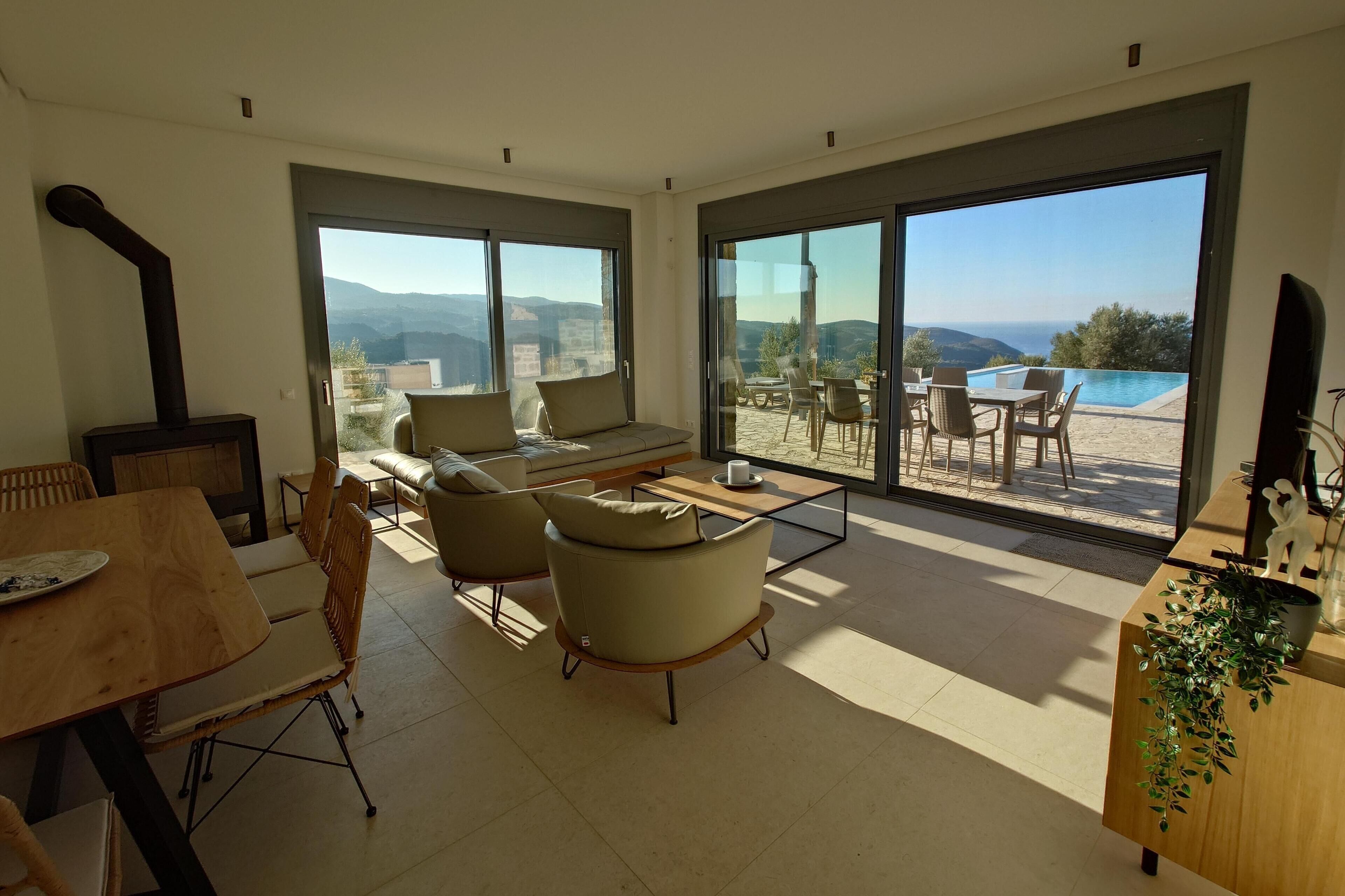 スマートテレビ、暖炉、書庫、ステレオ