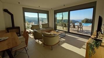 Smart-TV, Kamin, Bücher, Stereoanlage