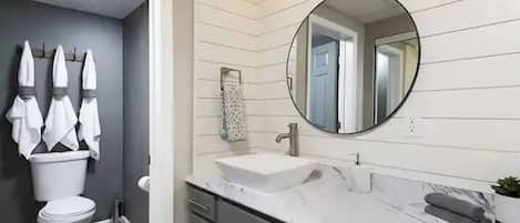 SĂšche-cheveux, serviettes fournies, papier toilette