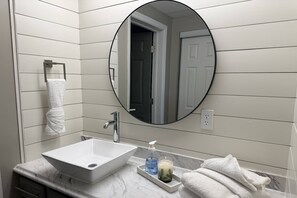 Haartrockner, Handtücher, Toilettenpapier