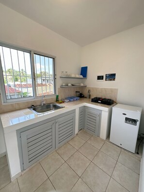 Refrigerador, parrilla de estufa y cafetera y tetera 