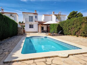 Una piscina al aire libre