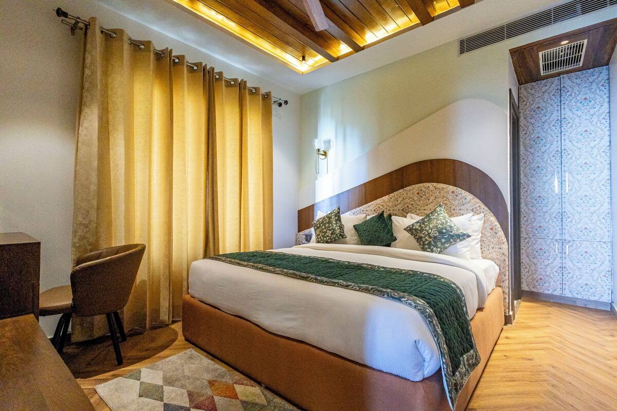 Deluxe Double Room, Courtyard View | Laptop workspace, bed sheets