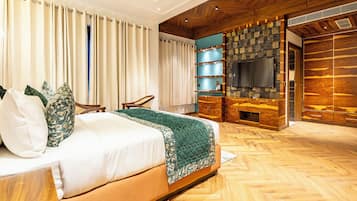 Quarto casal club, vista para o pátio | Espaço de trabalho para notebook