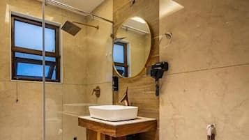 Habitación Club doble, vistas al patio | Baño | Ducha, secador de pelo, toallas y jabón