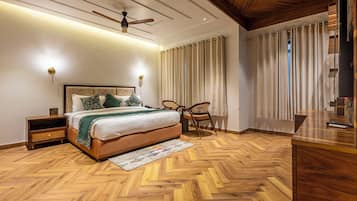 Quarto casal club, vista para o pátio | Espaço de trabalho para notebook