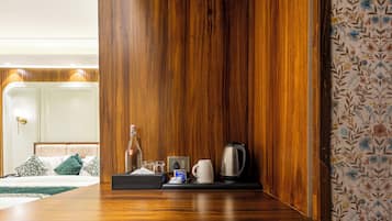 Quarto casal premium, vista para o vale | Espaço de trabalho para notebook, roupa de cama