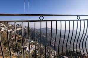 Quarto casal premium, vista para o vale | Espaço de trabalho para notebook