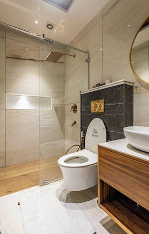 Quarto casal luxo, vista para o pátio | Banheiro | Chuveiro, secador de cabelo, toalhas de banho, sabonete