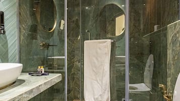 Quarto casal premium, vista para o vale | Banheiro | Chuveiro, secador de cabelo, toalhas de banho, sabonete