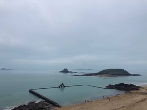 Perto da praia, espreguiçadeiras 